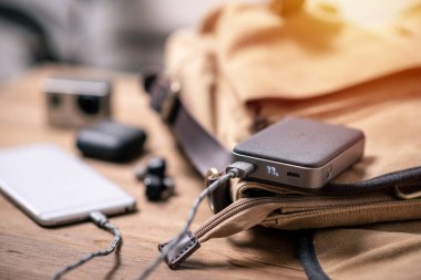 Güç bankasıyla çalışan akıllı telefon bataryası. Gri güç bankasına yakın plan.. 