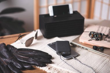 Güç bankasıyla çalışan akıllı telefon bataryası. Gri güç bankasına yakın plan.. 