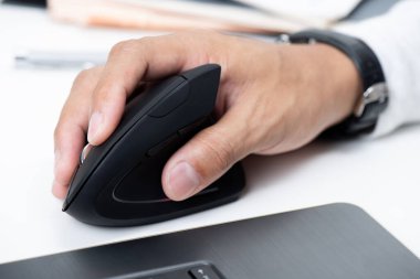 Ergonomik dizaynlı siyah dikey bilgisayar faresi. Bu fare karpal tünel sendromu, artrit gibi yaraları azaltmak için tasarlandı..