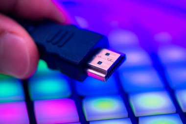 Standart HDMI bağlantısı ve kablo tipi. 