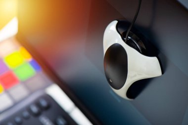 Rengin doğru gösterildiğinden emin olmak için dış kalibratör kullanarak kalibrasyonu izle.