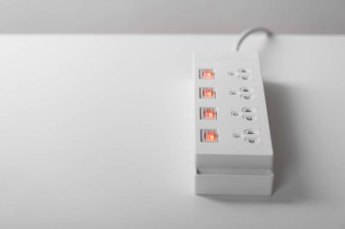 Elektrik kablosu beyaz arkaplanda izole edildi.