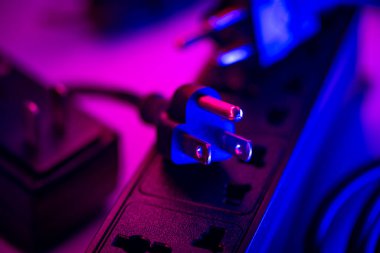 Elektrik prizinin 3 bacaklı prizini kapat.