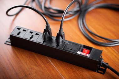 Siyah güç şeridine bağlı çok sayıda buji.