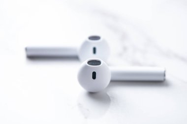 Akıllı telefon için bir çift kablosuz kulaklık. Rahatlama kavramı.