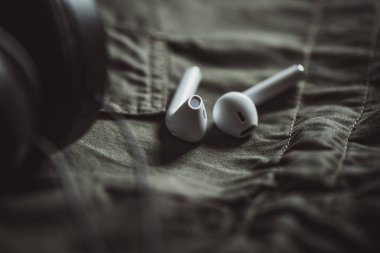 Akıllı telefon için bir çift kablosuz kulaklık. Rahatlama kavramı.