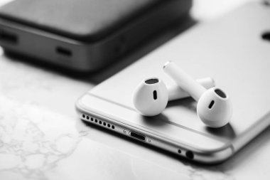 Akıllı telefon için bir çift kablosuz kulaklık. Rahatlama kavramı.