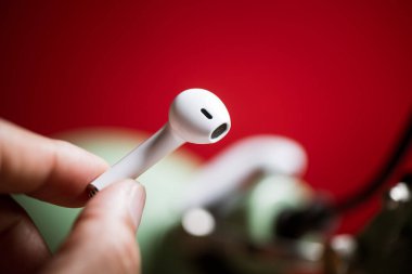 Akıllı telefon için bir çift kablosuz kulaklık. Rahatlama kavramı.