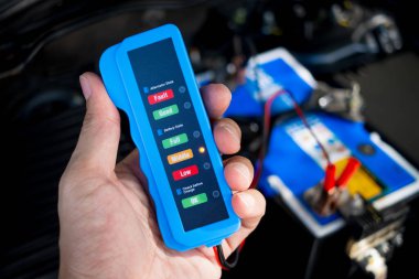 Araba aküsü kontrolü ve araba tamir konseptiyle araba aküsü seviyesini kontrol ediyorum.