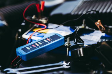 Araba aküsü kontrolü ve araba tamir konseptiyle araba aküsü seviyesini kontrol ediyorum.