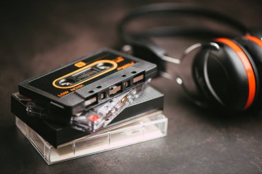 Klasik ses kaseti, analog manyetik teyp biçimi ses kaydı ve oynatma için.