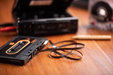 Klasik ses kaseti, analog manyetik teyp biçimi ses kaydı ve oynatma için.