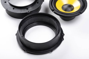 Araba hoparlörü için siyah plasitc uzay aracı. Otomobil hoparlörünü orijinal fabrika kapısı hoparlörüne yerleştirmek için kullanılan boşluk.. 