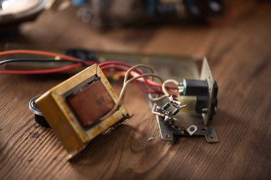 Transformatöre bağlı diyot köprü devrelerini kapatın. Köprü devresi, AC girdisinin DC çıktısına çevrilmesinde kullanılan dört diyot dizilimidir..