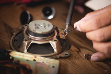 Elektronik cihazı tamir etmek için lehim makinesi kullanan teknisyen..