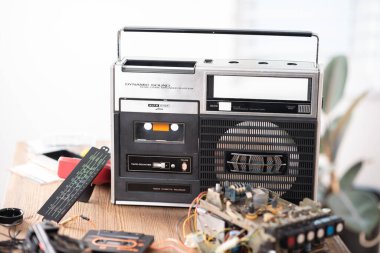 Klasik radyo kaset kaydedici tamir ve restorasyon konsepti.