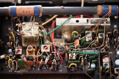 Klasik radyonun elektronik devre levhasını kapat. Radyo onarımı ve restorasyon konsepti.