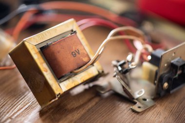 Ana voltajı düşük voltaja, elektronik cihazlara dönüştürmek için kullanılan eski bir Laminated çekirdek dönüştürücü..