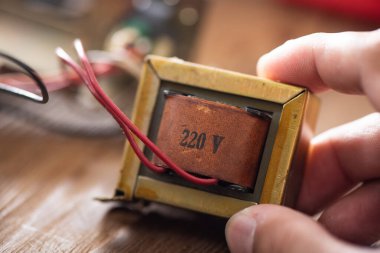 Ana voltajı düşük voltaja, elektronik cihazlara dönüştürmek için kullanılan eski bir Laminated çekirdek dönüştürücü..