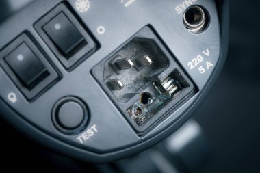 Elektrik cihazına aşırı yüklenmiş şarjör..