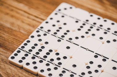 Tahta masadaki domino taşları. Dominolar en ünlü klasik oyunlardan biridir..