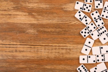 Tahta masadaki domino taşları. Dominolar en ünlü klasik oyunlardan biridir..
