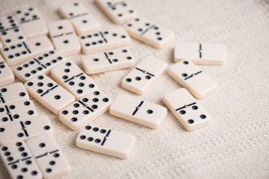 Masada bir yığın Domino taşı var. Dominolar en ünlü klasik oyunlardan biridir..