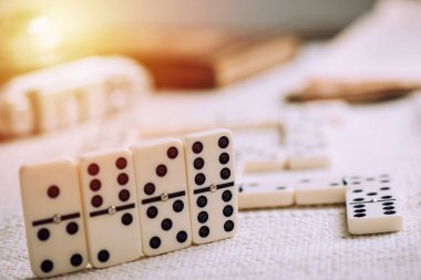 Masada Domino oynamak (insan yok). Dominolar en ünlü klasik oyunlardan biridir..