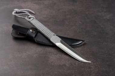 Paslanmaz çelik çakıyı Tanto bıçağıyla izole et.