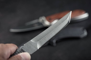 Paslanmaz çelik çakıyı Tanto bıçağı ve diğer katlanan bıçaklarla kapat..