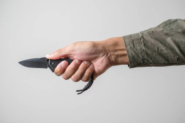 Elinde çakı tutan adam..