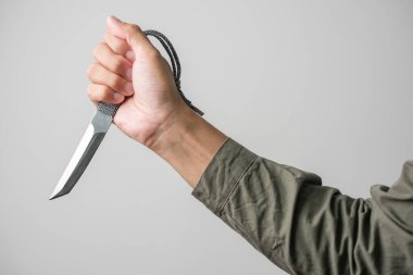 Elinde Tanto bıçağı olan bir çakı tutan adam..