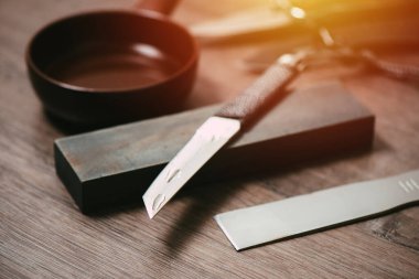 Bıçak bileme taşı ya da değirmen taşı ile keskinleştiriliyor.