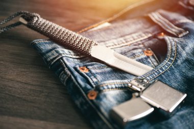 Mavi kotlu Tanto bıçağıyla paslanmaz çelik çakıyı kapat. EDC (Her gün) erkekler için.