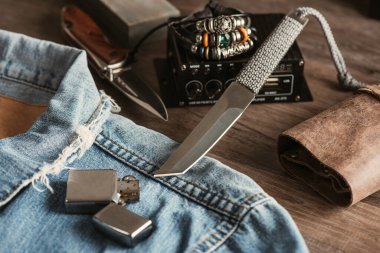 Paslanmaz çelik çakı ve kot ceketin üzerindeki çakmağı kapat. EDC (Her gün) erkekler için.