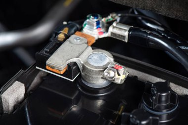 Makine dairesinde akü terminali var. Araba bakım konsepti.