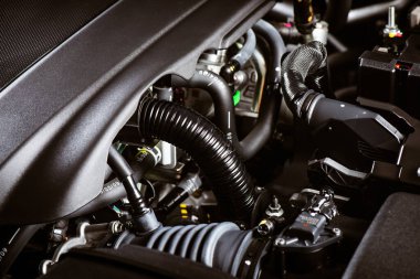 Arabanın makine dairesinde soyut detaylar var..