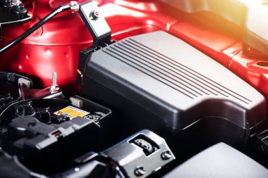 Arabanın makine dairesinde soyut detaylar var..