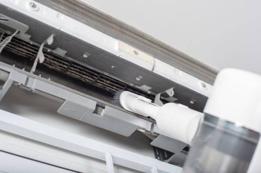 İçerideki havalandırma ünitesini temizliyorum. Klima konseptini korumak.