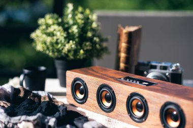 Rahatlatıcı konsept, taşınabilir hoparlörü klasik tasarım ile kapat.