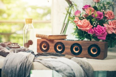 Rahatlatıcı konsept, taşınabilir hoparlörü klasik tasarım ile kapat.