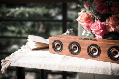 Rahatlatıcı konsept, taşınabilir hoparlörü klasik tasarım ile kapat.