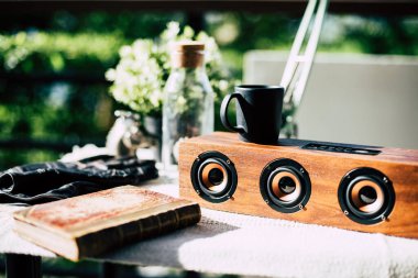 Rahatlatıcı konsept, taşınabilir hoparlörü klasik tasarım ile kapat.