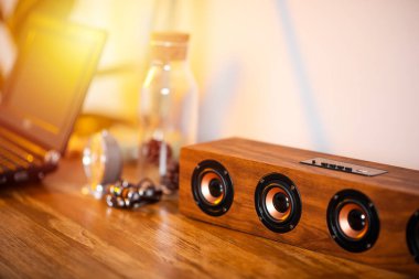 Rahatlatıcı konsept, taşınabilir hoparlörü klasik tasarım ile kapat.