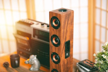 Rahatlatıcı konsept, taşınabilir hoparlörü klasik tasarım ile kapat.