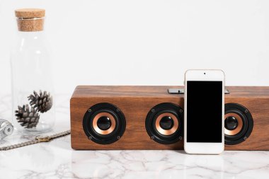 Müzik dinleme konsepti. Akıllı telefonu ve bluetooth hoparlörünü kapat.
