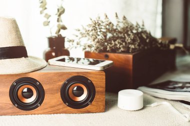 Rahatlatıcı konsept, müzik için portatif hoparlörü kapat ve masada kurumuş çiçeklerle bekle..