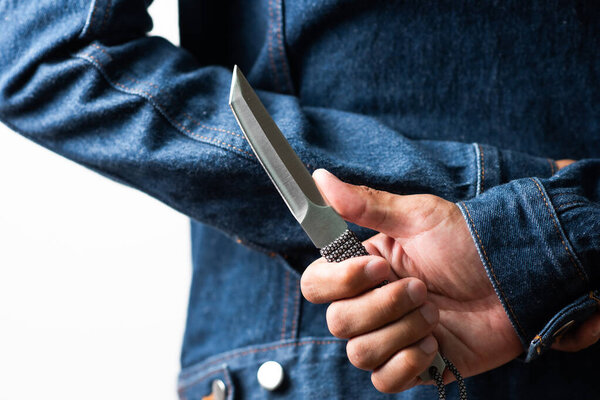 Человек, держащий карманный нож с лезвием Танто в руке.