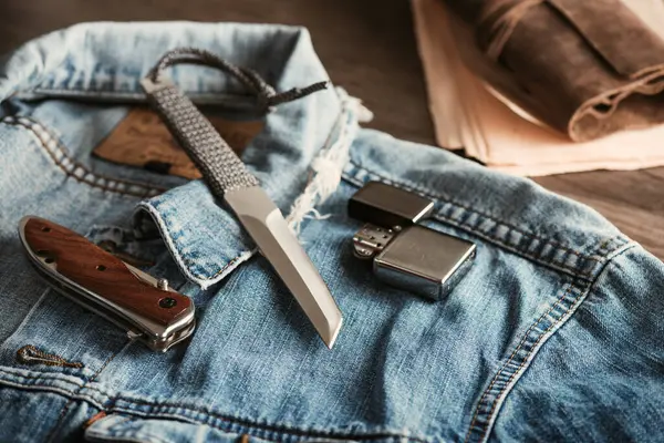 Paslanmaz çelik çakı ve kot ceketin üzerindeki çakmağı kapat. EDC (Her gün) erkekler için.