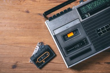 Tahta masada kaset çaları olan klasik taşınabilir radyo. Müzik dinleme konsepti.